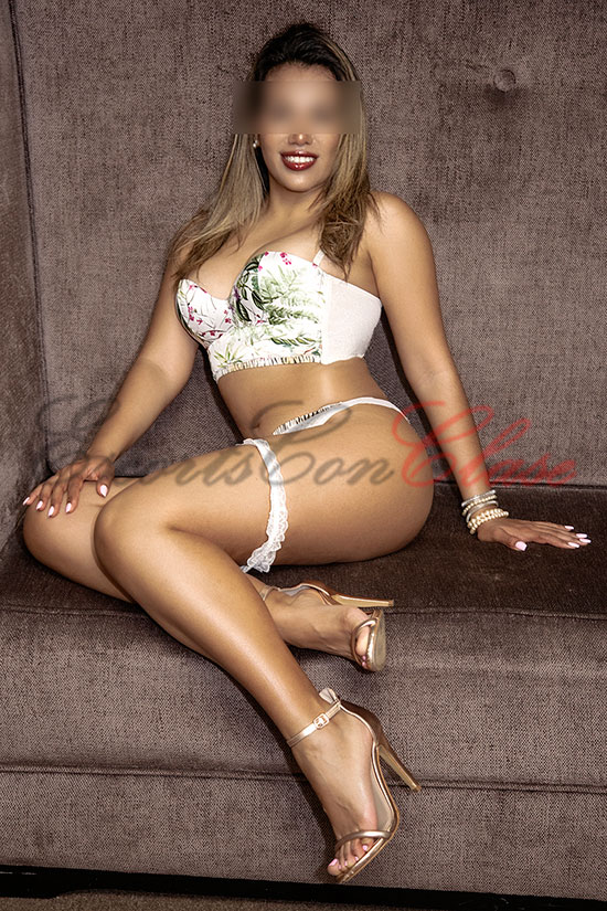 Escort en ropa interior, Naomi
